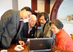  Dr. Xu Xiao-Ming, M.D., PhD. from Indiana University &Dr. Wu Wutian, M.D., PhD. from Hong Kong University / Dr. Zhui & Dad discussing surgery details